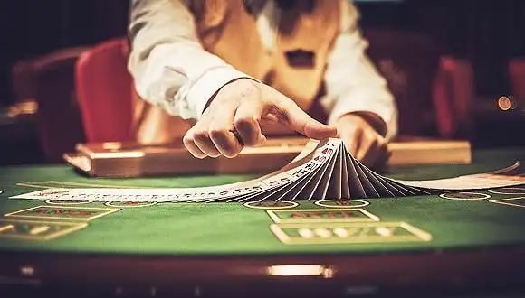 Antarmuka permainan Sic Bo Dadu di aplikasi mobile mceasy dengan jelas menampilkan meja dealer dan opsi taruhan